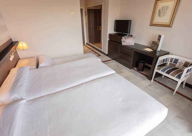 Chambre double avec lit supplémentaire (2 adultes + 1 enfant) Hôtel Abades Benacazón 4*