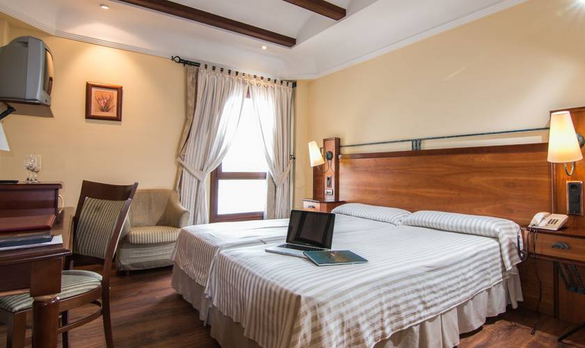 Chambre double avec lit supplémentaire (2 adultes + 1 enfant) Hôtel Abades Guadix 4*