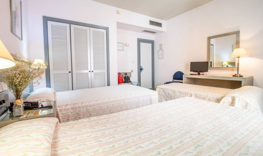 Chambre double + lit supplémentaire (2 adultes + 1 enfant) Hôtel Abades Manzanil 3* Loja