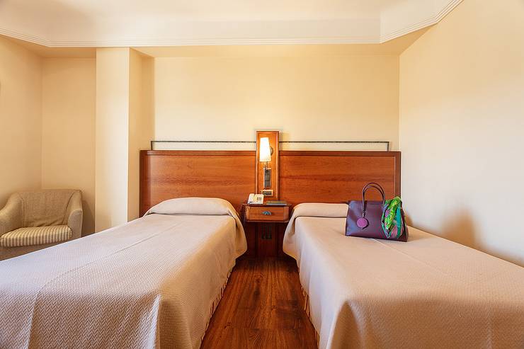 Habitación doble + cama extra (2 adultos + 1 niño) Hotel Abades Guadix 4* Habitación doble + cama extra (2 adultos + 1 niño) Hotel Abades Guadix 4*