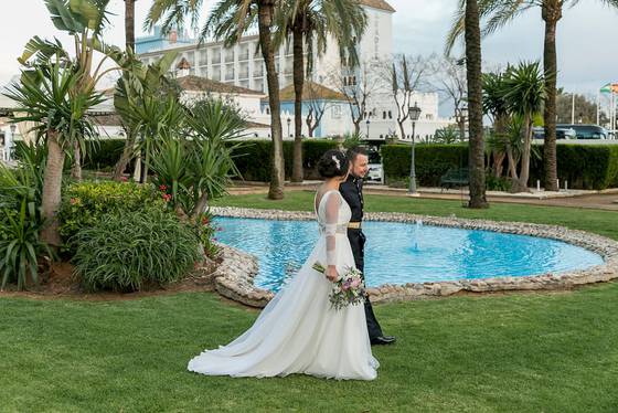 Pareja boda paseando jardines abades benacazón Hotel Abades Benacazón 4*