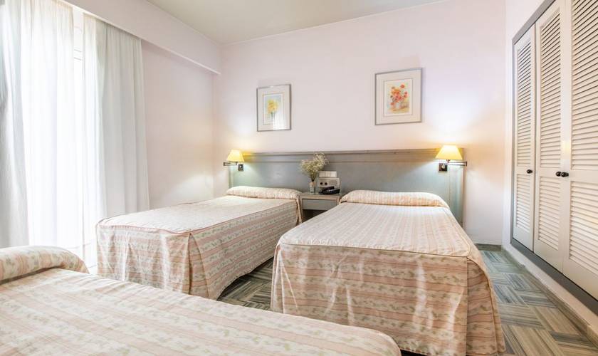 Chambre double + lit supplémentaire (2 adultes + 1 enfant) Hôtel Abades Manzanil 3* Loja