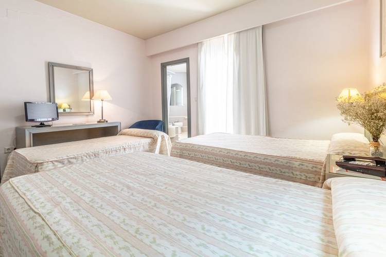 Habitación doble + cama extra (2 adultos + 1 niño) Hotel Abades Manzanil 3* Loja Habitación doble + cama extra (2 adultos + 1 niño) Hotel Abades Manzanil 3* Loja