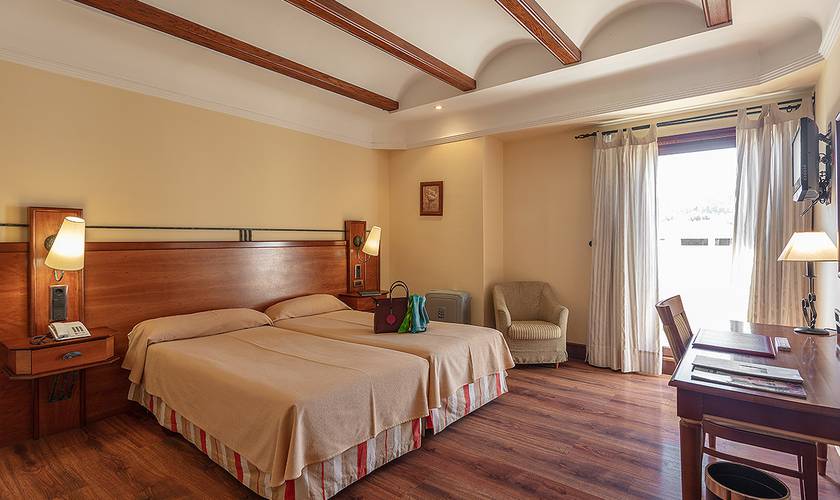 Chambre double avec lit supplémentaire (2 adultes + 1 enfant) Hôtel Abades Guadix 4*