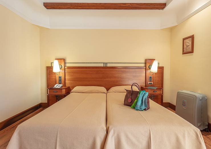 Chambre double avec lit supplémentaire (2 adultes + 1 enfant) Hôtel Abades Guadix 4*