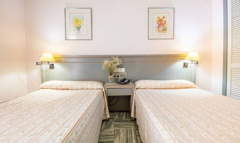 Quarto duplo + cama extra (2 adultos + 1 criança) Hotel Abades Manzanil 3* Loja
