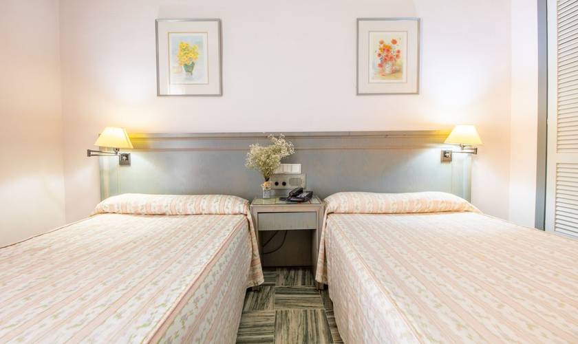 Chambre double + lit supplémentaire (2 adultes + 1 enfant) Abades Manzanil 3* Hotel Loja