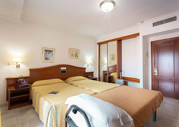 Chambre double avec lit supplémentaire (2 adultes + 1 enfant) Hôtel Abades Loja 3*