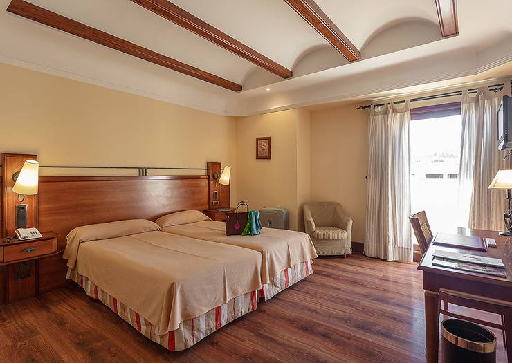Chambre double avec lit supplémentaire (2 adultes + 1 enfant) Hôtel Abades Guadix 4*