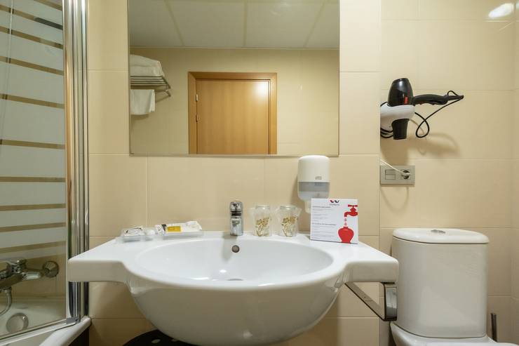 Quarto duplo + cama extra Hotel Abades Vía Norte 3* Miranda de Ebro Quarto duplo + cama extra Hotel Abades Vía Norte 3* Miranda de Ebro