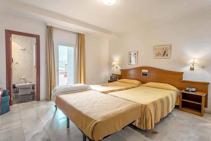 Double room plus extra bed (2 adult + 1 child) Abades Loja 3* Hotel Double room plus extra bed (2 adult + 1 child) Abades Loja 3* Hotel