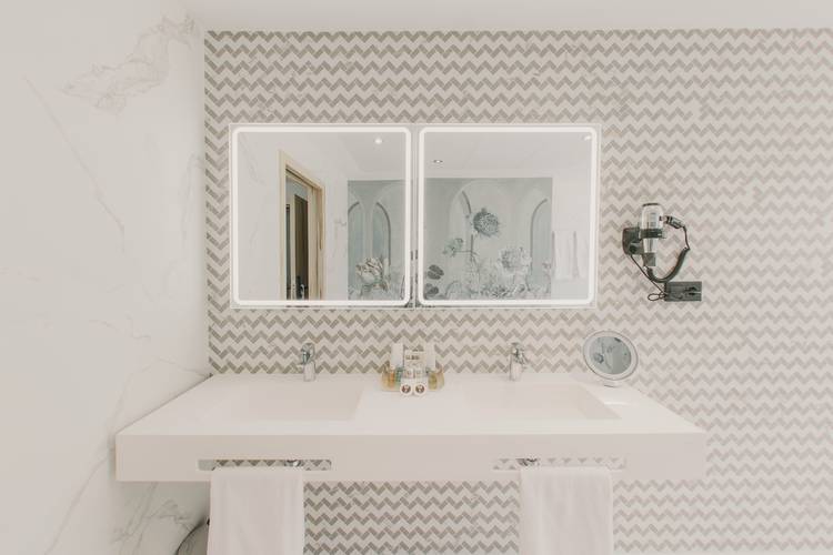 Bathroom - deluxe junior suite with private terrace El Mirador 4* Hotel Loja
