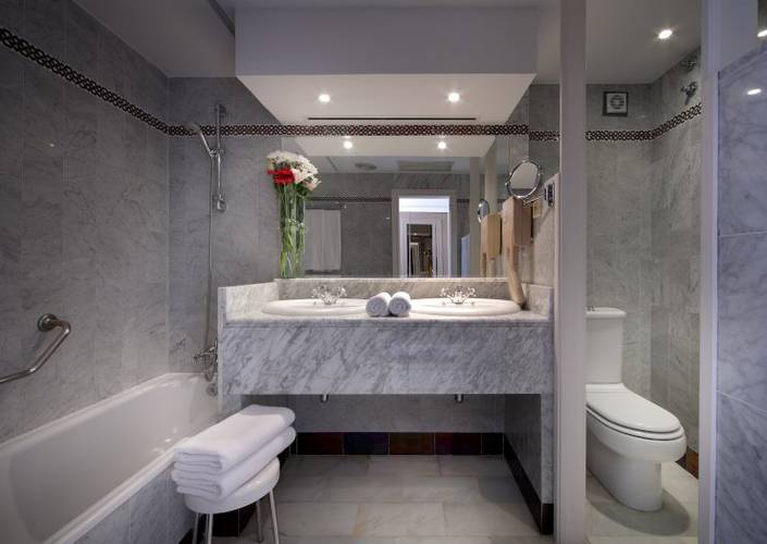 Habitación Doble + Cama Extra (2 Adultos + 1 Niño) Hotel Abades Benacazón 4* Benacazón Habitación Doble + Cama Extra (2 Adultos + 1 Niño) Hotel Abades Benacazón 4* Benacazón