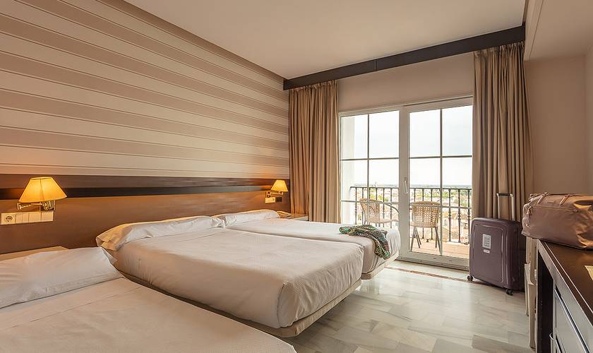 Chambre double avec lit supplémentaire (3 adultes) Hôtel Abades Benacazón 4*