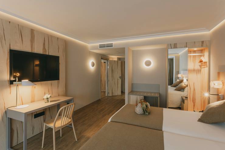 Double + extra bed (2 adults + 1 child) El Mirador 4* Hotel Loja Granada Double + extra bed (2 adults + 1 child) El Mirador 4* Hotel Loja Granada
