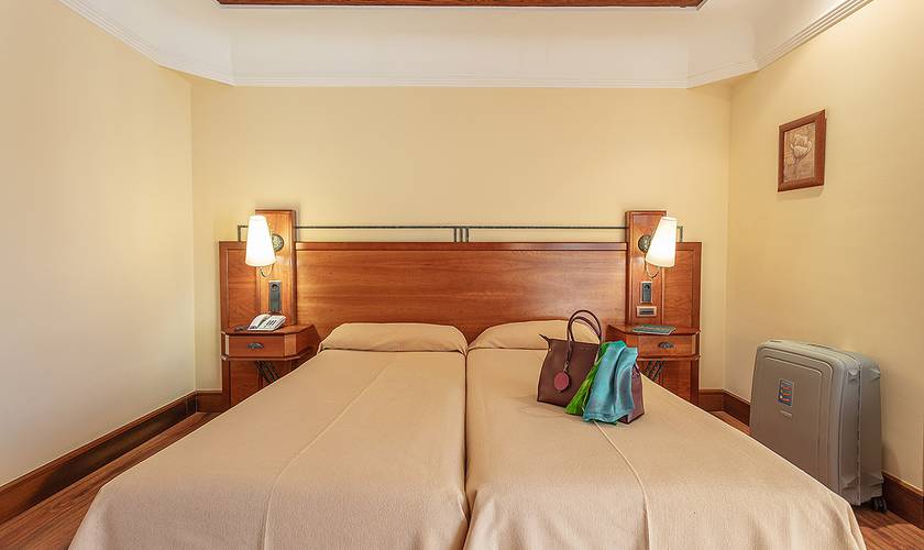 Habitación doble + cama extra (2 adultos + 1 niño) Hotel Abades Guadix 4*