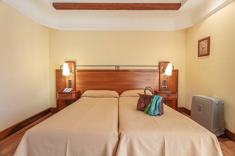 Habitación doble + cama extra (2 adultos + 1 niño) hotel abades guadix 4* Habitación doble + cama extra (2 adultos + 1 niño) hotel abades guadix 4*
