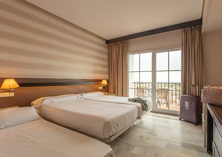 Chambre double avec lit supplémentaire (3 adultes) Hôtel Abades Benacazón 4*