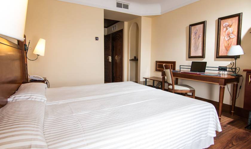 Quarto duplo uso individual Hotel Abades Guadix 4*