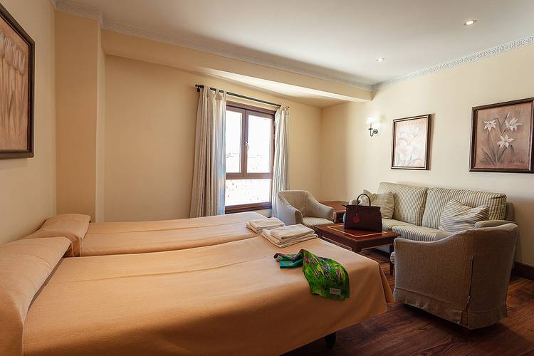 Habitación doble + cama extra (3 adultos) hotel abades guadix 4* Habitación doble + cama extra (3 adultos) hotel abades guadix 4*