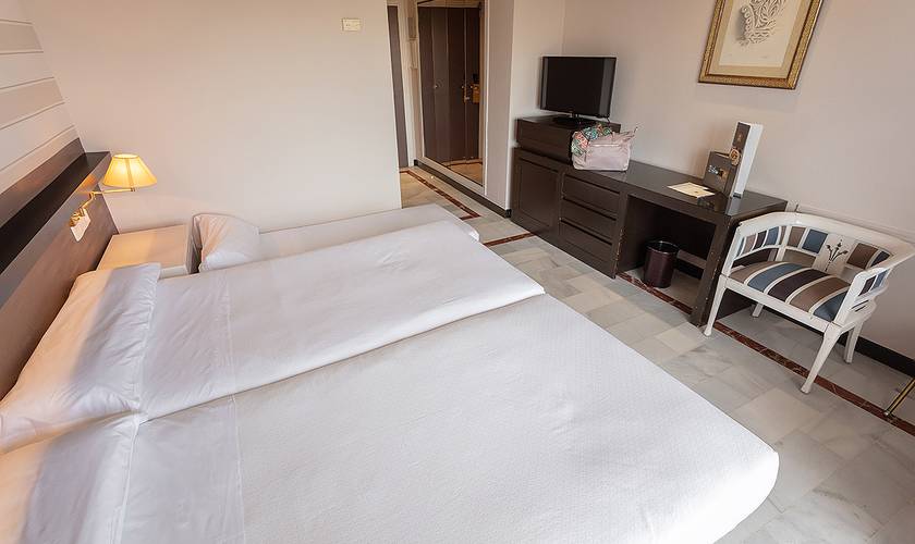 Quarto duplo + cama extra (2 adultos + 1 criança) Hotel Abades Benacazón 4*