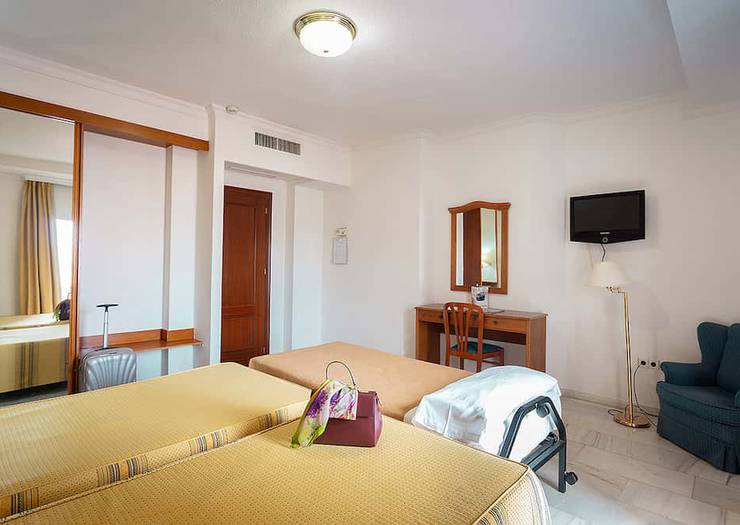 Chambre double avec lit supplémentaire (2 adultes + 1 enfant) Hôtel Abades Loja 3*