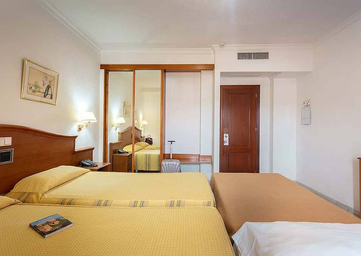 Habitación doble + cama extra (2 adultos + 1 niño) Hotel Abades Loja 3*