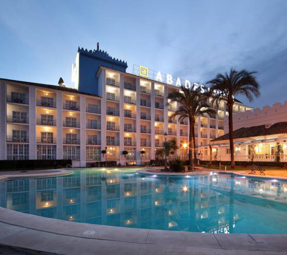 Piscine extérieure saisonnière Hôtel Abades Benacazón 4*