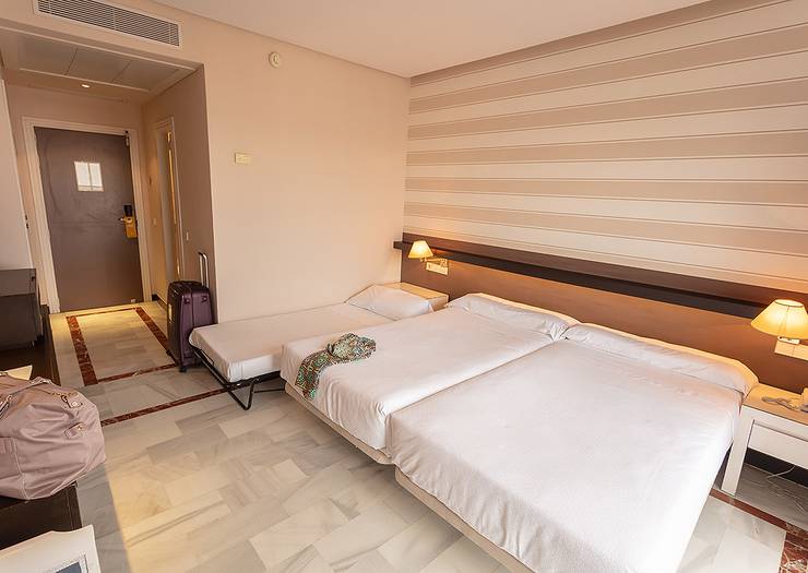 Doppelzimmer + zustellbett (2 erwachsene + 1 kind) Abades Benacazón 4* Hotel