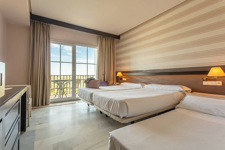 Habitación doble + cama extra (3 adultos) Hotel Abades Benacazón 4*