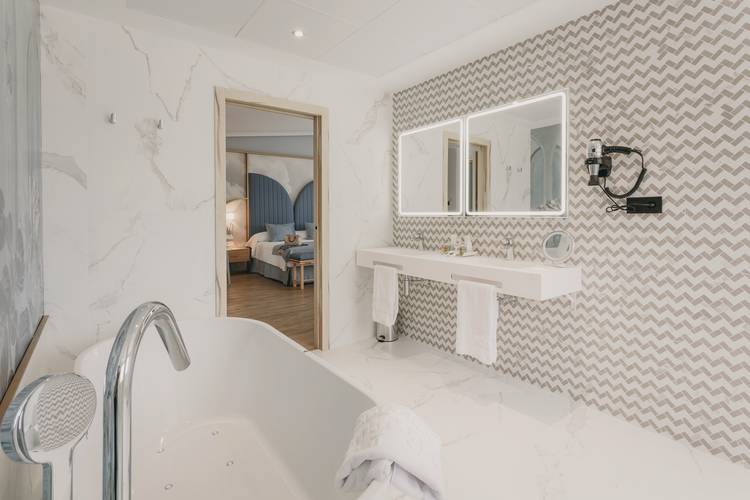 Bathroom - deluxe junior suite with private terrace El Mirador 4* Hotel Loja