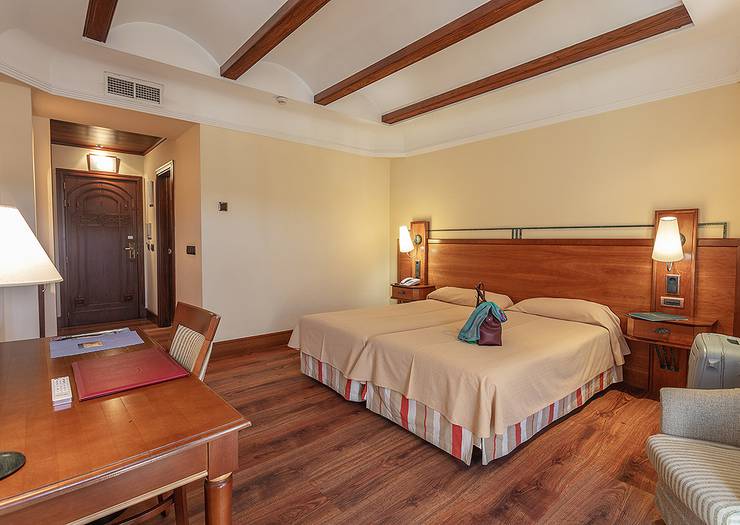 Chambre double avec lit supplémentaire (2 adultes + 1 enfant) Hôtel Abades Guadix 4*