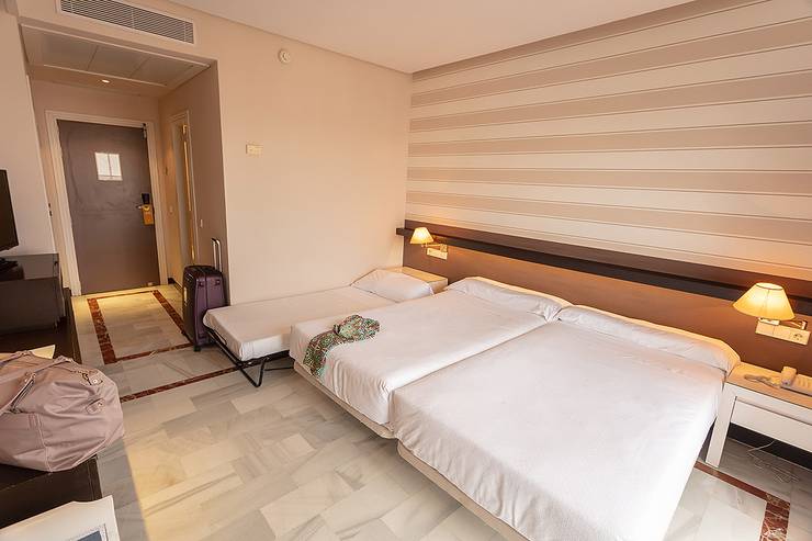 Habitación doble + cama extra (2 adultos + 1 niño) Hotel Abades Benacazón 4*