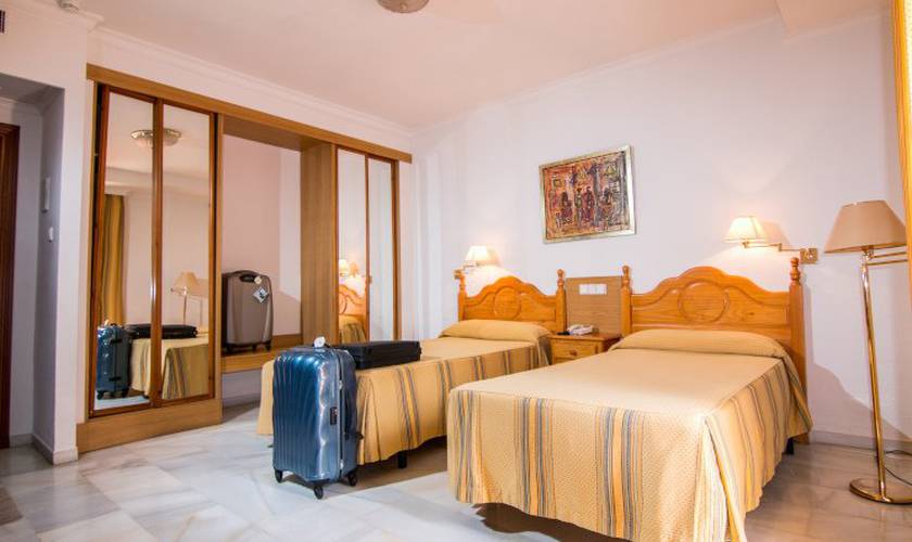 Chambre double avec 2 lits supplémentaires (2 adultes + 2 enfants) Hôtel Abades Loja 3*