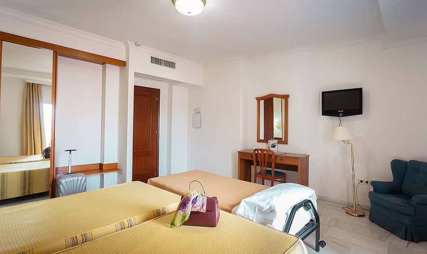 Chambre double avec lit supplémentaire (2 adultes + 1 enfant) Hôtel Abades Loja 3*