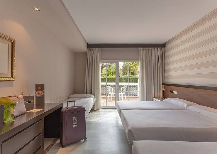 Chambre double avec lit supplémentaire (3 adultes) Hôtel Abades Benacazón 4*