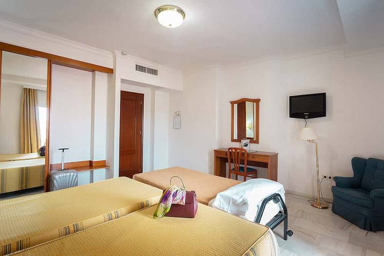Double room plus extra bed (2 adult + 1 child) Abades Loja 3* Hotel Double room plus extra bed (2 adult + 1 child) Abades Loja 3* Hotel