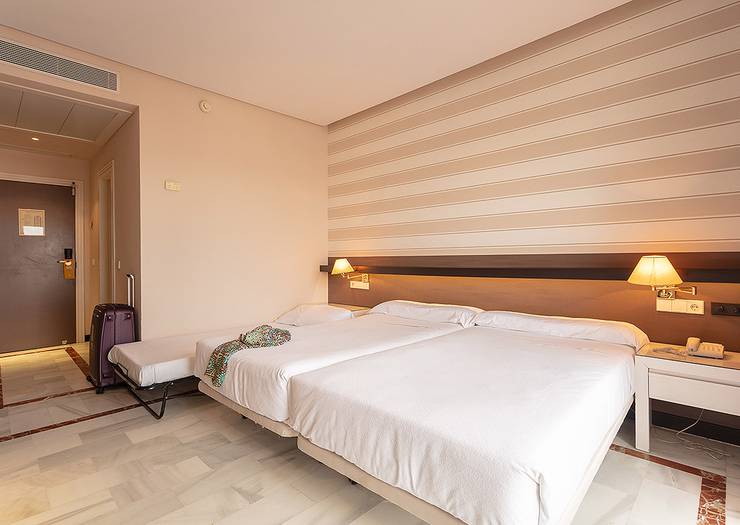 Chambre double avec lit supplémentaire (3 adultes) Hôtel Abades Benacazón 4*