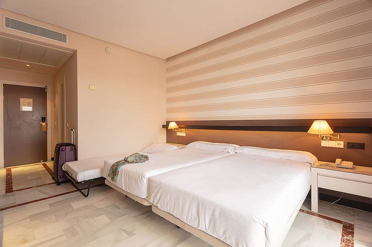 Habitación doble + cama extra (3 adultos) Hotel Abades Benacazón 4*