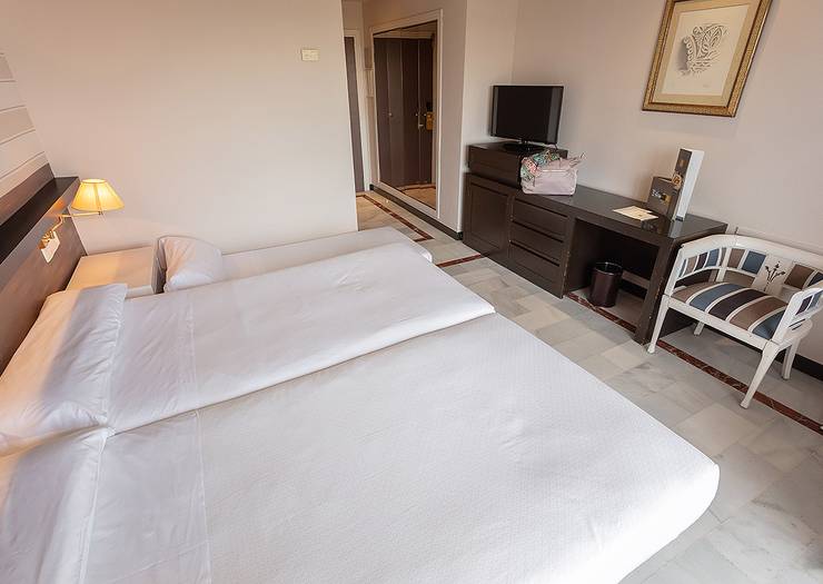 Quarto duplo + cama extra (2 adultos + 1 criança) Hotel Abades Benacazón 4*