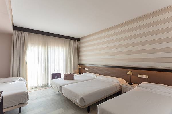 Chambre double avec lit supplémentaire (3 adultes) Hôtel Abades Benacazón 4* en Benacazón