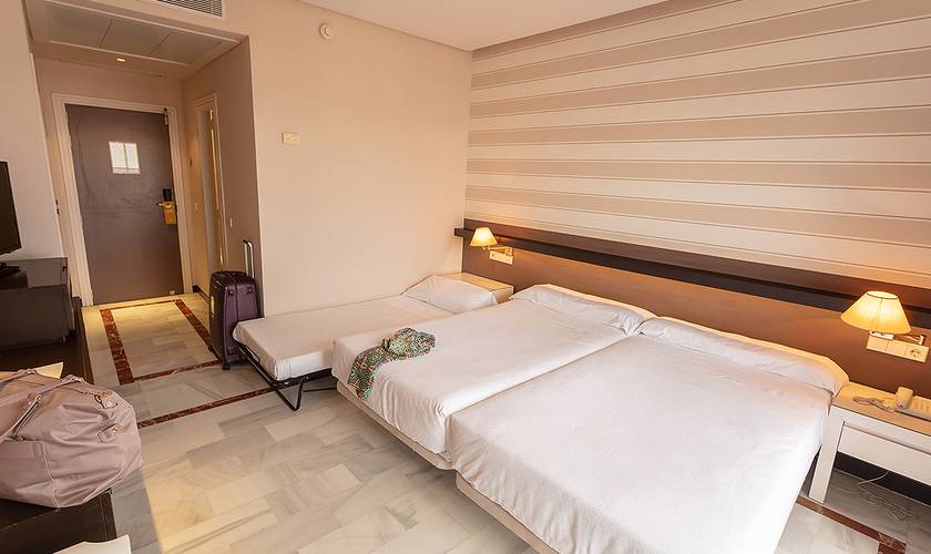 Quarto duplo + cama extra (2 adultos + 1 criança) Hotel Abades Benacazón 4*
