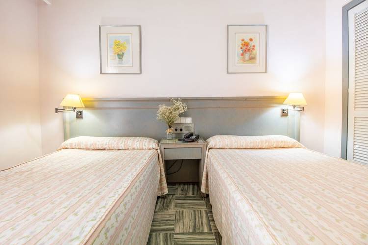 Habitación doble + cama extra (2 adultos + 1 niño) Hotel Abades Manzanil 3* Loja Habitación doble + cama extra (2 adultos + 1 niño) Hotel Abades Manzanil 3* Loja