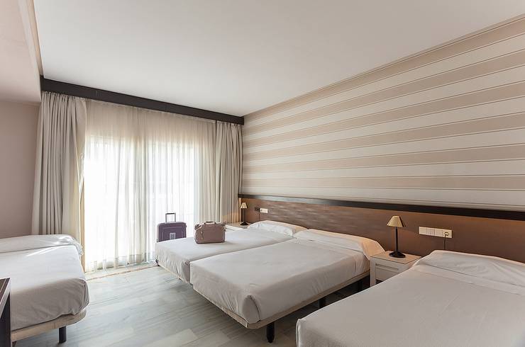 Habitación doble + cama extra (3 adultos) hotel abades benacazón 4* Habitación doble + cama extra (3 adultos) hotel abades benacazón 4*