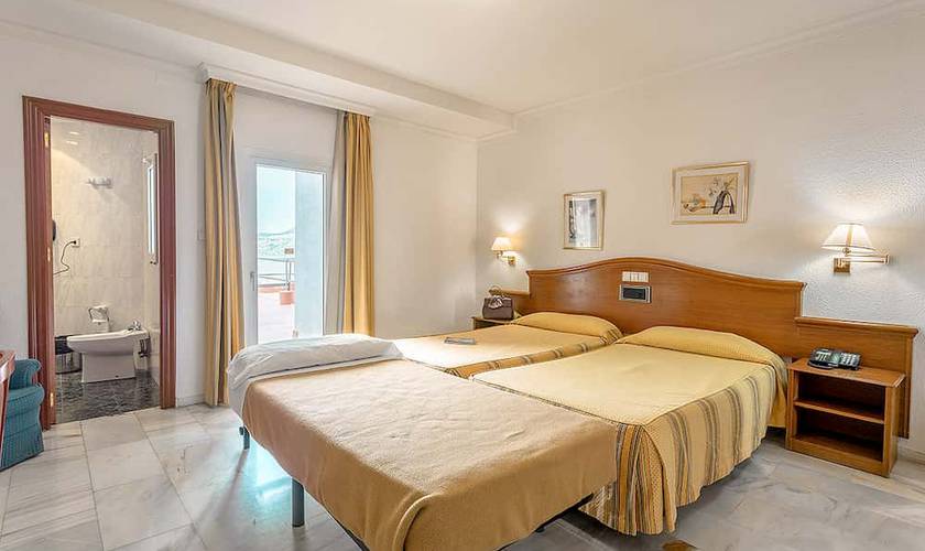 Chambre double avec lit supplémentaire (2 adultes + 1 enfant) Hôtel Abades Loja 3*