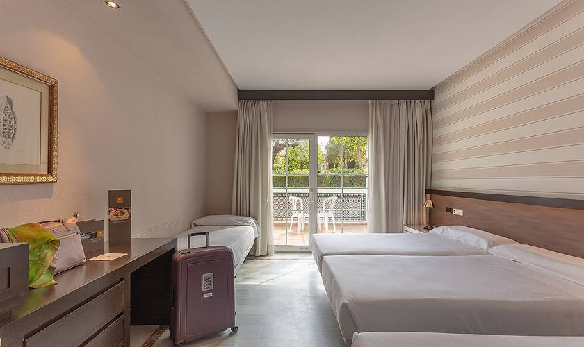 Chambre double avec lit supplémentaire (3 adultes) Hôtel Abades Benacazón 4*
