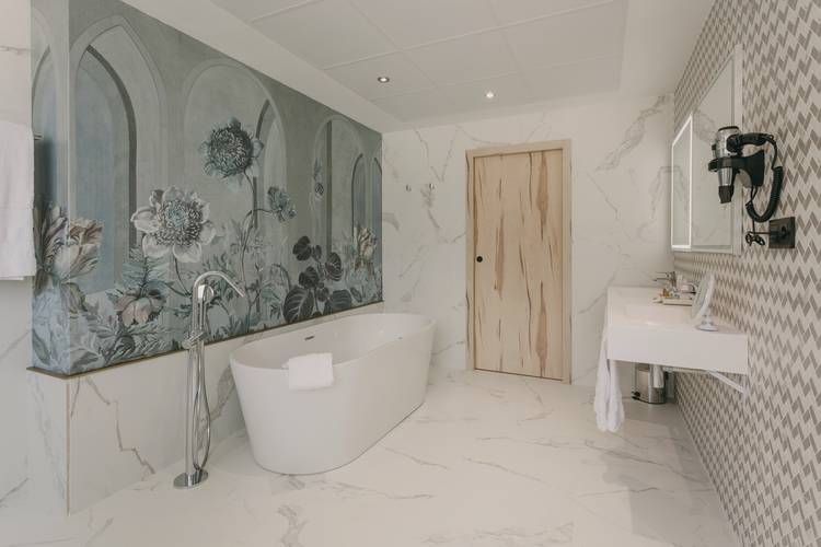 Bathroom - deluxe junior suite with private terrace El Mirador 4* Hotel Loja Granada