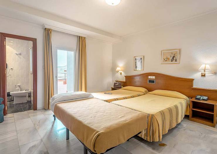 Chambre double avec lit supplémentaire (2 adultes + 1 enfant) Hôtel Abades Loja 3*