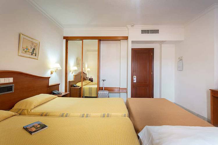 Habitación doble + cama extra (2 adultos + 1 niño) Hotel Abades Loja 3*