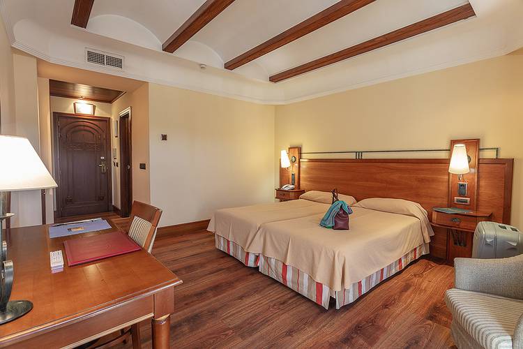 Quarto duplo + cama extra (2 adultos + 1 criança) Hotel Abades Guadix 4*
